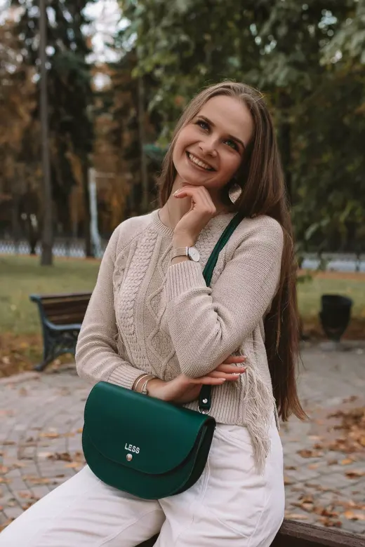 Один из самых сложных модных оттенков этого сезона - изумрудный. Кажется, что его…