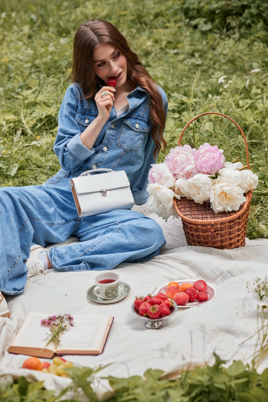 Ничто не поднимает настроение так, как цветы и новая сумка от LESS 😍